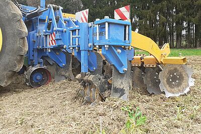Le cultivateur attelé au tracteur. 